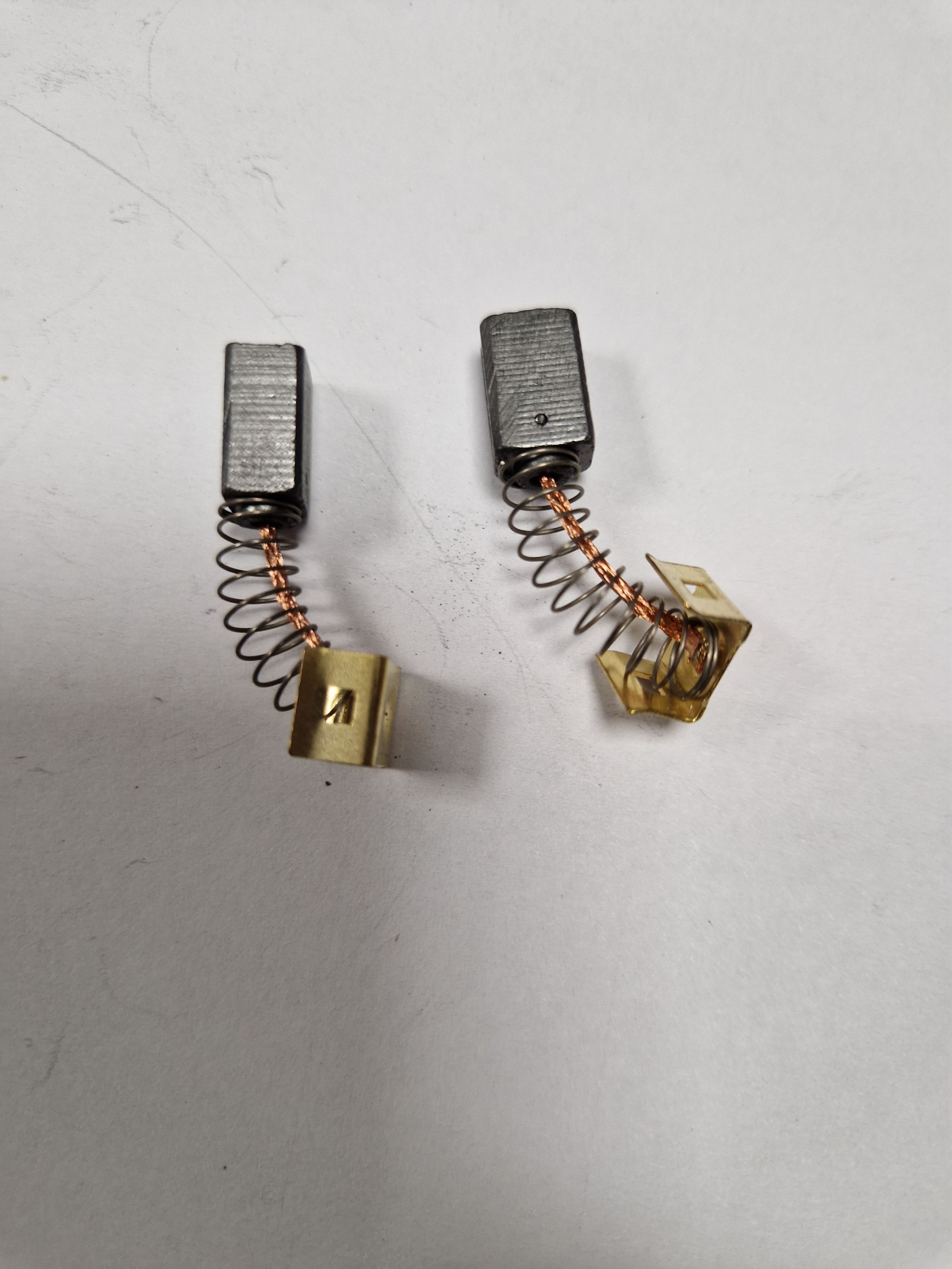 SZÉNKEFE RUGÓS 6x8 termék fő termékképe