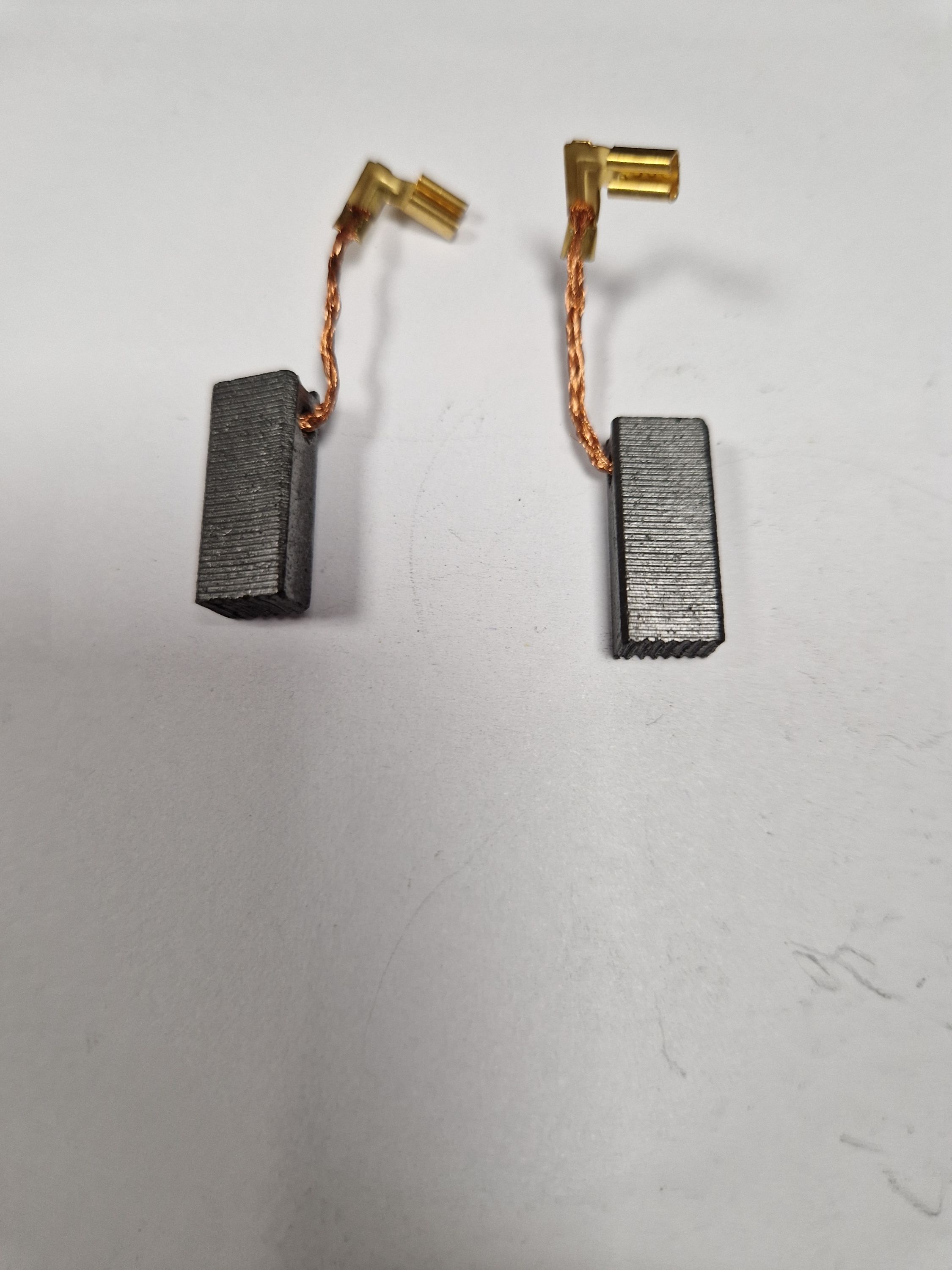 SZÉNKEFE SARU 5x8 termék fő termékképe