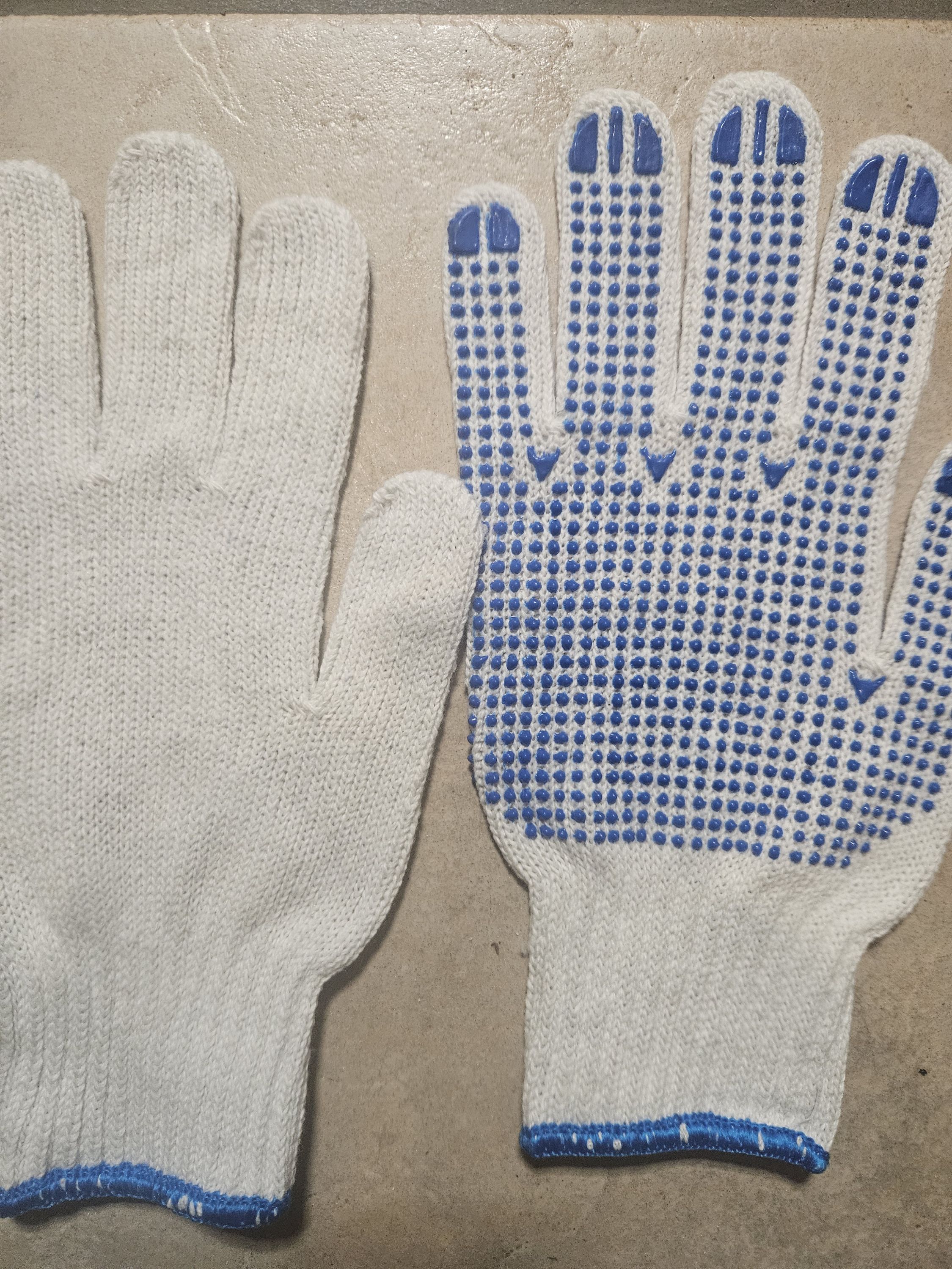 Cérnakesztyű egyoldalon pöttyös termék fő termékképe